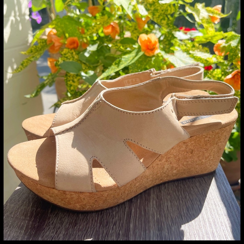 Clarks Suede Sandal Wedge, Size 7.5, Light Beige